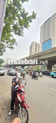 Tôi cần bán nhà 3tầng mặt phố Khuất Duy Tiến.