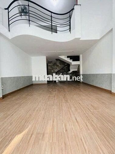 MT Nhiêu Tứ  200m2 Có 3 Lầu 4 Phòng Có Sân Đậu Xe SÁt Phan Xích Long