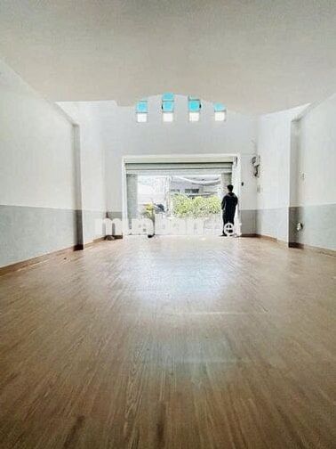 MT Nhiêu Tứ  200m2 Có 3 Lầu 4 Phòng Có Sân Đậu Xe SÁt Phan Xích Long