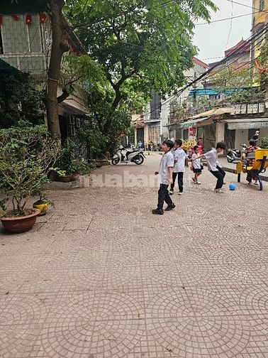 Bán CH tập thể Quỳnh Mai, Phố 8/3 ,Hai Bà Trưng 60m 2 ngủ giá 3,3 tỷ