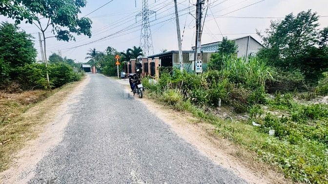 947m2 có 500m2 thổ cư. Đường nhựa. 8m ngang. 1,x tỷ 