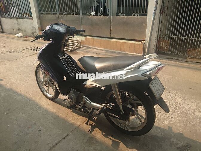 Xe máy Suzuki Xanh Trắng