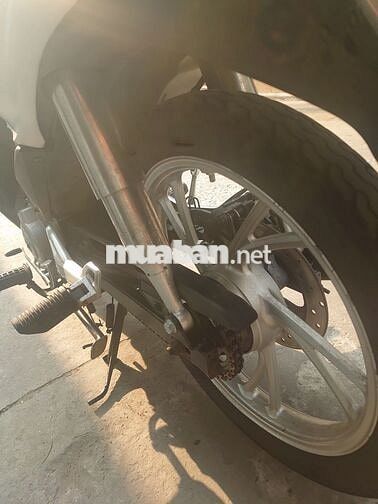 Xe máy Suzuki Xanh Trắng