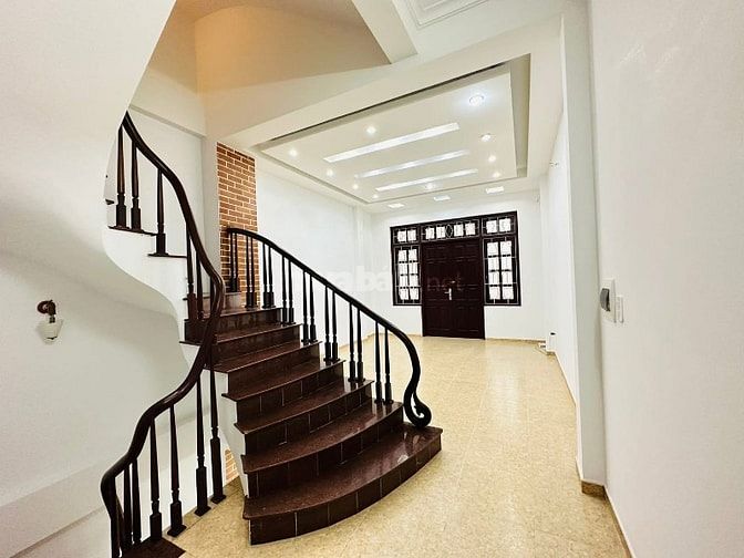 Gần Hồ, gần chợ Hoàng Ngân, có ngay nhà đẹp, Gara, Ô Tô tránh