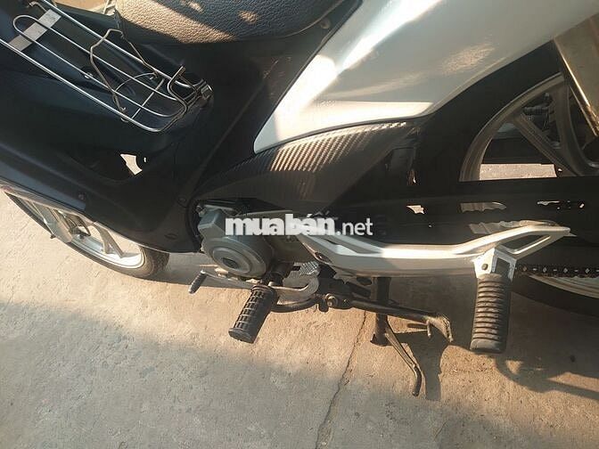 Xe máy Suzuki Xanh Trắng