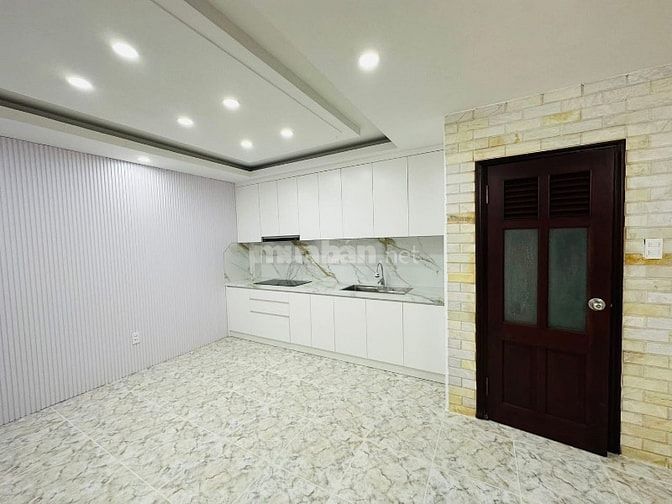 Gần Hồ, gần chợ Hoàng Ngân, có ngay nhà đẹp, Gara, Ô Tô tránh