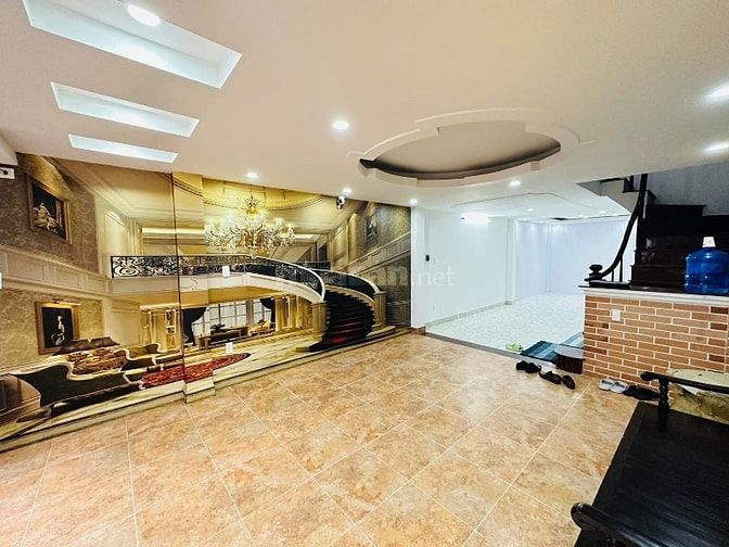 Gần Hồ, gần chợ Hoàng Ngân, có ngay nhà đẹp, Gara, Ô Tô tránh
