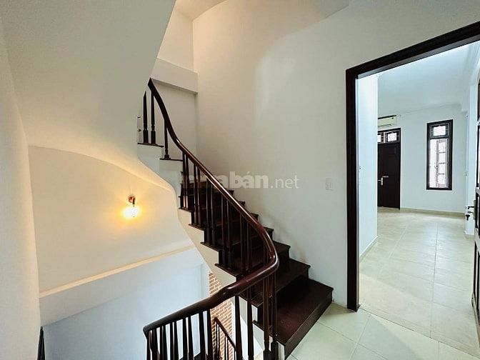 Gần Hồ, gần chợ Hoàng Ngân, có ngay nhà đẹp, Gara, Ô Tô tránh