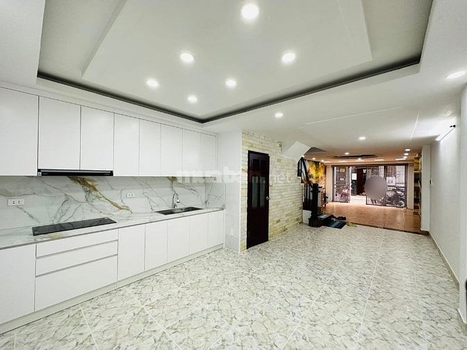 Gần Hồ, gần chợ Hoàng Ngân, có ngay nhà đẹp, Gara, Ô Tô tránh