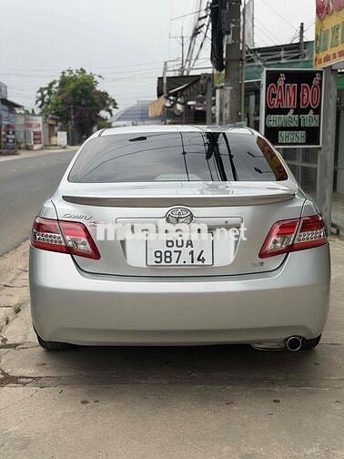 Toyota Camry màu Bạc
