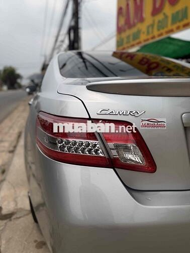 Toyota Camry màu Bạc