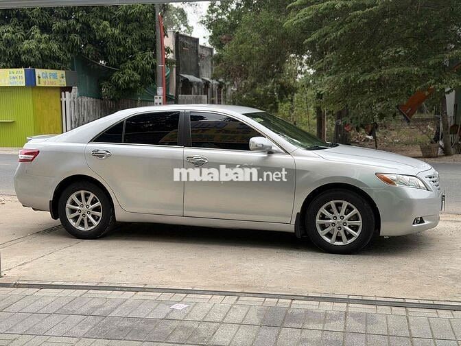 Toyota Camry màu Bạc