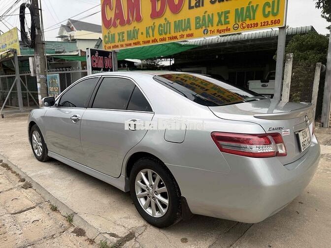 Toyota Camry màu Bạc