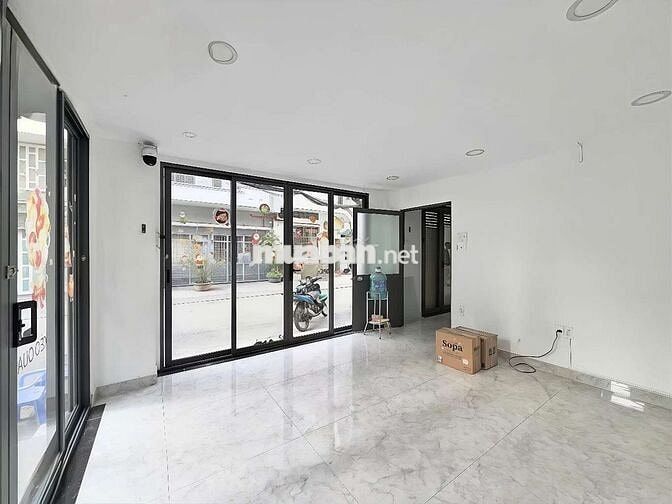 Cho thuê mặt bằng vuông vức rộng rãi