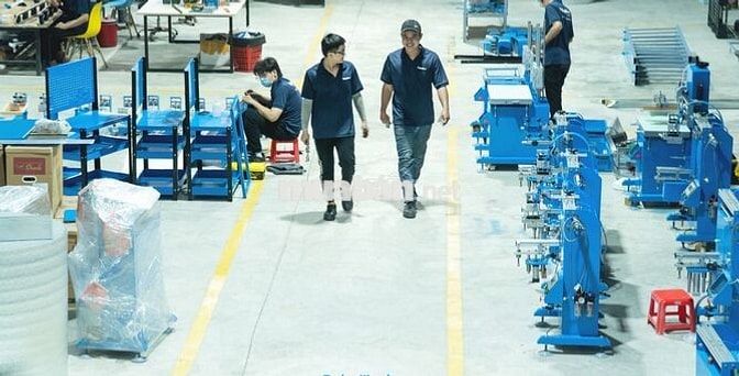 2 nhân viên thu mua làm việc tại quận 12