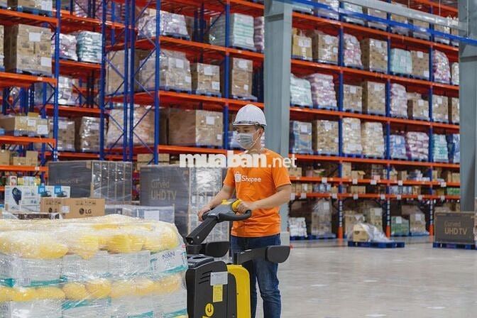 Công nhân kho TMĐT tại Nguyễn Văn Linh