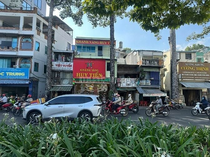 Chính chủ cho thuê nhà mặt tiền 205-207 Trẩn Phú, Quận 5, 6x7,5m, 2lầu