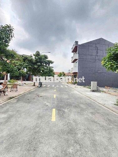 nhà hoàn thiện sổ hoàn công.full nội thất.đối diện công viên