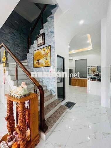 Nhà mới 3 lầu 4pn trục chính KdC Hưng pHú 1