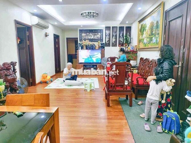 Tập thể 120m2 sổ đỏ tầng 2 phố Tôn thất Tùng nhà đẹp 3 ngủ ô tô đỗ cưa