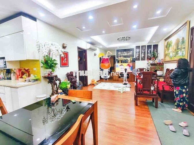 Tập thể 120m2 sổ đỏ tầng 2 phố Tôn thất Tùng nhà đẹp 3 ngủ ô tô đỗ cưa