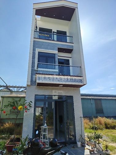 Nhà 1 trệt 2 lầu, đúc 3 tấm giá 4 tỷ