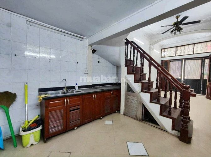 Cho thuê nhà mặt ngõ ô tô ngõ 279 Đội Cấn, diện tích 38m2, 5 tầng +tum