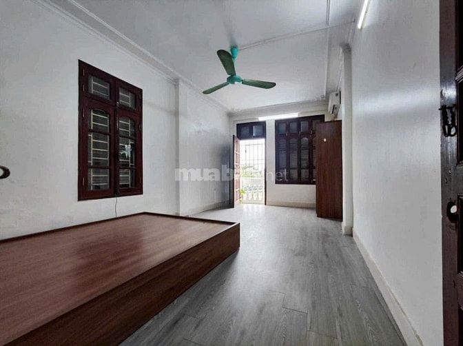Cho thuê nhà mặt ngõ ô tô ngõ 279 Đội Cấn, diện tích 38m2, 5 tầng +tum