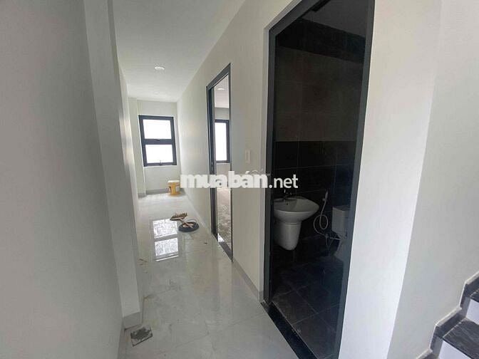 Nhà trung tâm, hoàn thiện nội thất, 4 pn, 5 WC, vị trí đâu cũng gần