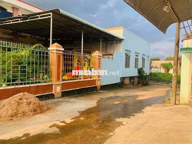 Bán nhà trệt, sân đậu ô tô, gần chợ, tr Mầm Non, tr Trương Vĩnh K