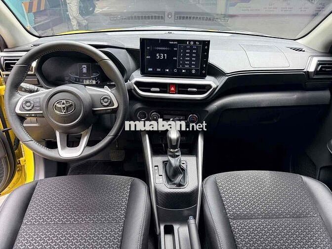 Toyota Raize 2024 Vàng đen 5.814 km, biển TP
