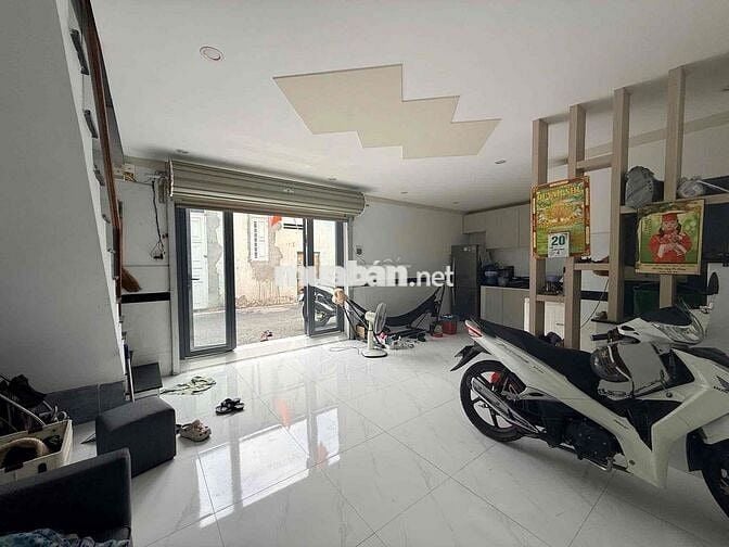 em cần bán gấp căn nhà hiên trạng đang tốt - vô là ở