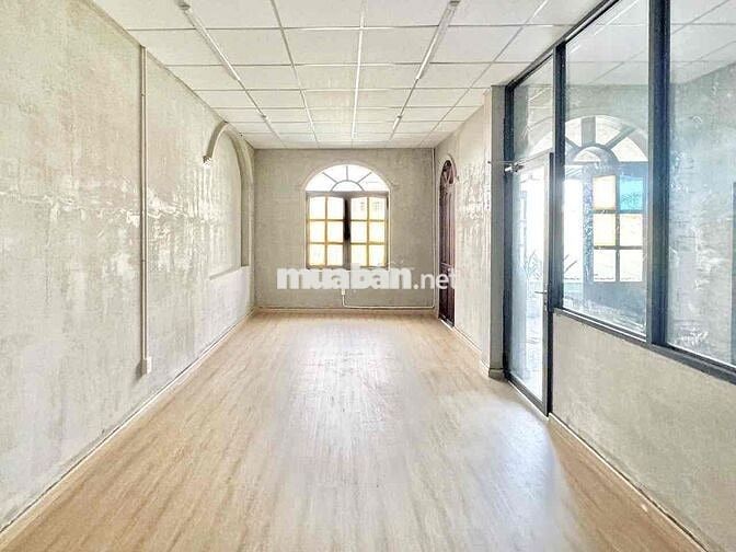 cho thuê MB văn phòng ngay góc mặt tiền full kính