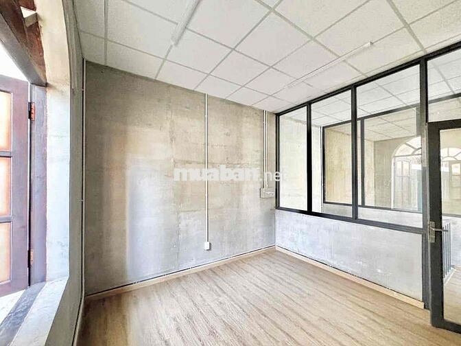 cho thuê MB văn phòng ngay góc mặt tiền full kính