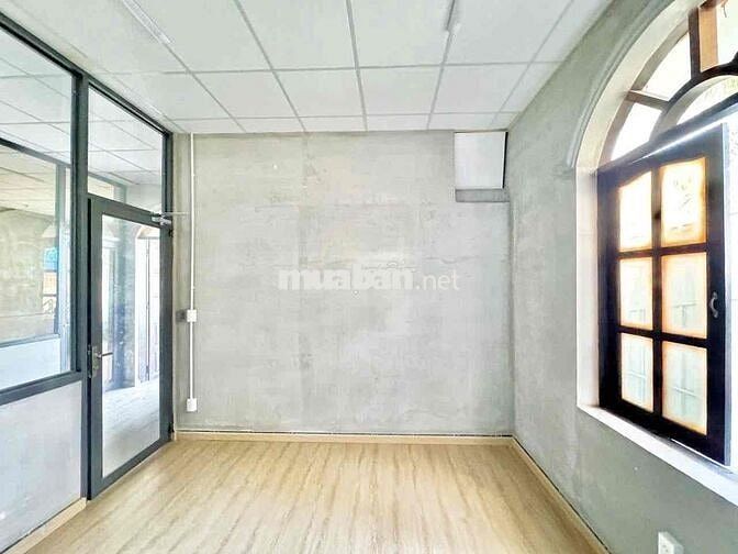 cho thuê MB văn phòng ngay góc mặt tiền full kính