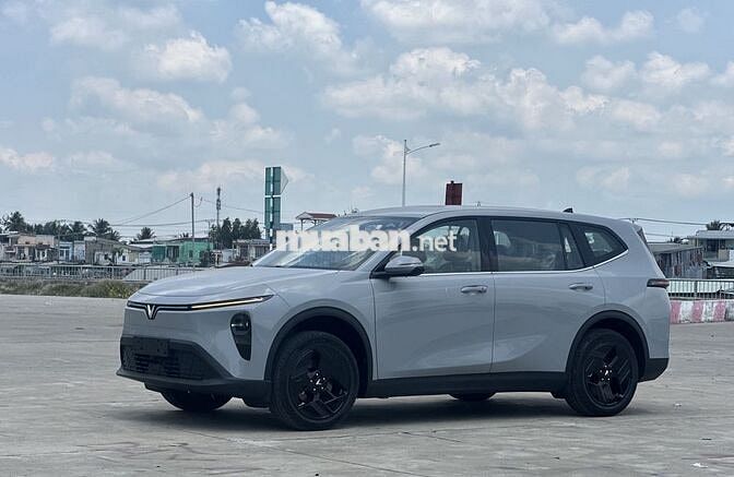 VinFast MPV7 7 chỗ Xám