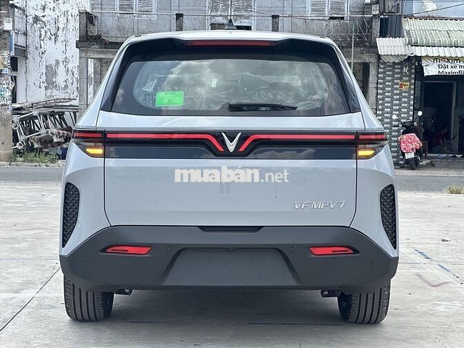 VinFast MPV7 7 chỗ Xám