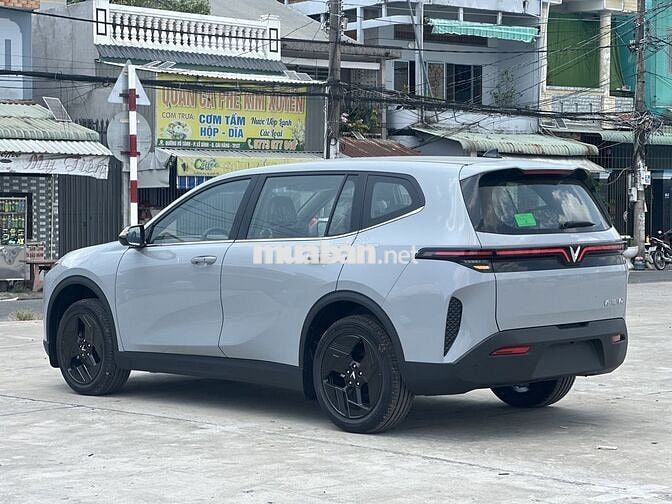 VinFast MPV7 7 chỗ Xám