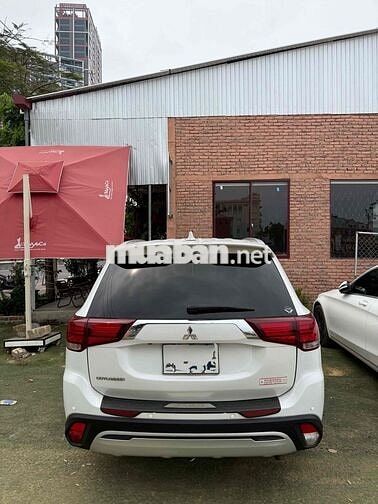 Mitsubishi Outlander 7 chỗ Trắng