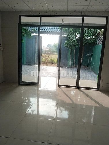 Cho thuê nhà mới xây sân vườn cây trái, thoáng mát diện tích lớn có ch