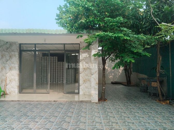 Cho thuê nhà mới xây sân vườn cây trái, thoáng mát diện tích lớn có ch