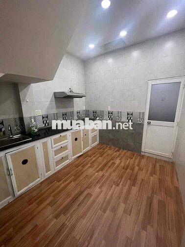 GIÁ : 9 TRIỆU 5/THÁNG   Nhà Cho Thuê Hà Tôn Quyền, P15, Q5. - DT : 3m
