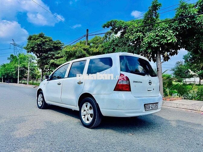 Nissan Livina 2012 7 chỗ Trắng