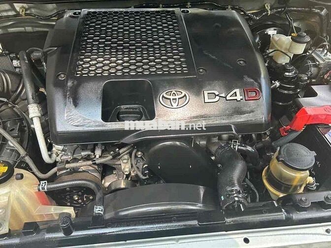 Toyota Fortuner 7 chỗ Bạc