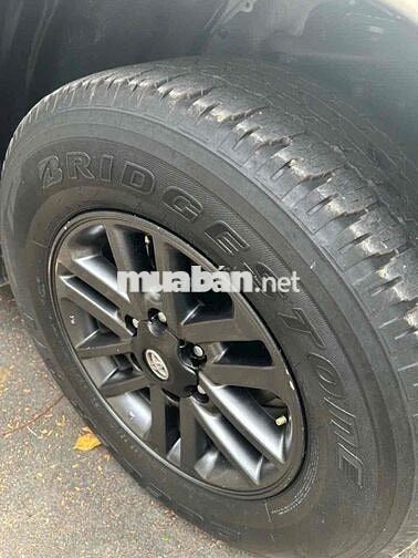 Toyota Fortuner 7 chỗ Bạc
