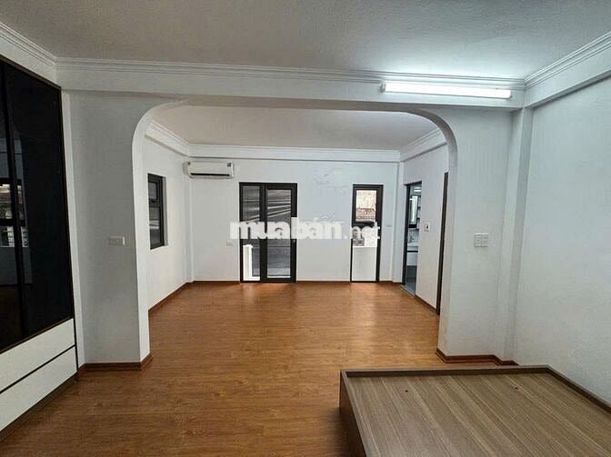 10.5 TỶ - HIẾM CẦU GIẤY - 37m x mt 6m x 5T - NHÀ ĐẸP - LÔ GÓC- KDOANH 