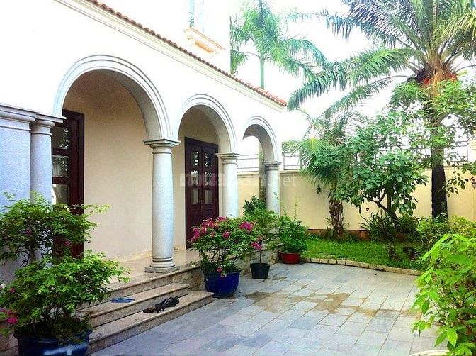 Cho thuê biệt thự ven sông tại Nguyễn Văn Hưởng, 516m2, 3 tầng, 5PN
