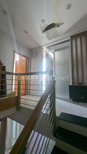 Bán biệt thự Dương Quảng Hàm sát bên bờ Kênh Tham Lương, dt 7x 20m