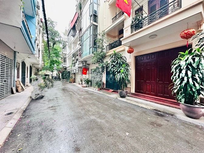 Bán nhà Hoàng Văn Thái 60m2, ngõ thông, ô tô ra vào, nhà đẹp, ở luôn