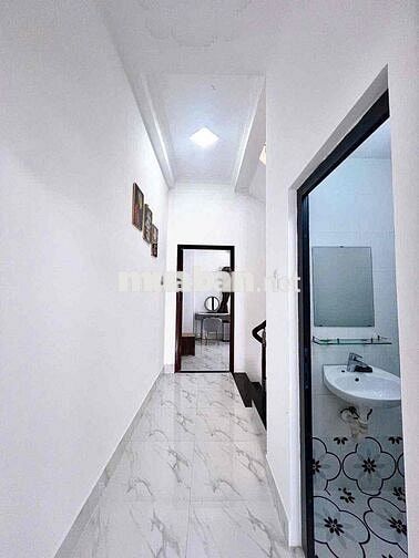 Nhà 2 lầu 5 phòng có nội thất KdC Hưng Phú 2